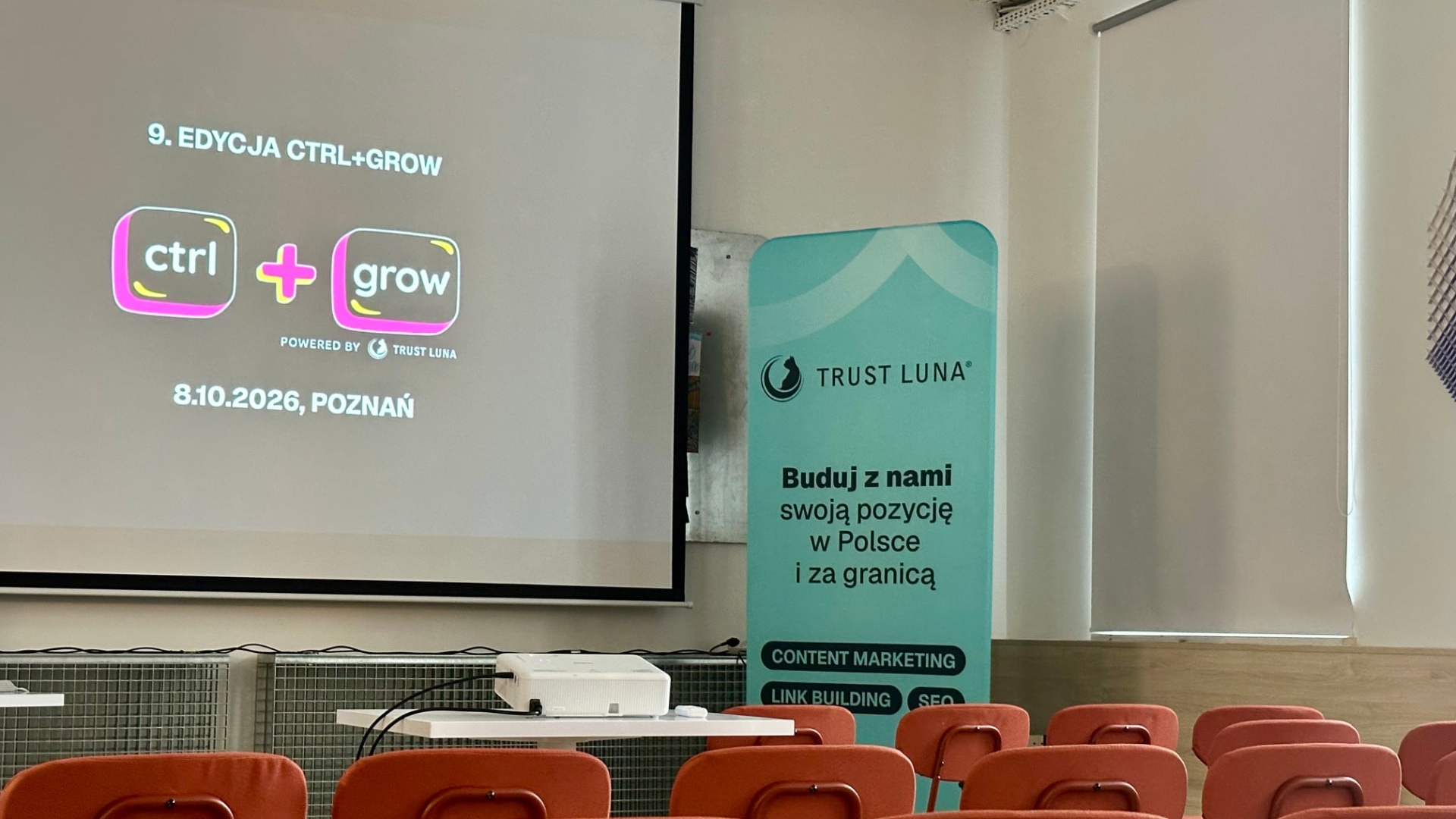 Sala 9. edycji CTRL+GROW w Poznaniu, ekran z datą 8 października 2026 i baner TrustLuna — zdjęcie Mateusza Iwanowskiego